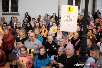 Manifestacja na Rynku. Oleśniczanie solidarni z nauczycielami [GALERIA ZDJĘĆ]