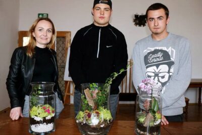 Uczniowie samodzielnie tworzyli las w słoiku