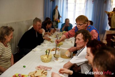 Wielkanocne śniadanie dla samotnych i potrzebujących w Oleśnicy [ZDJĘCIA]