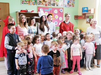 Uczniowie jedynki czytali baśnie przedszkolakom