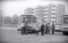stare zdjęciaOleśnicyPL_1027_3_3_2_257 - Autobus i uczestnicy Rajdu Uczestników sesji historycznej szlakiem ku czci II Armii WP, 15 kwiecien 1976