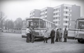stare zdjęciaOleśnicyPL_1027_3_3_2_257 - Autobus i uczestnicy Rajdu Uczestników sesji historycznej szlakiem ku czci II Armii WP, 15 kwiecien 1976
