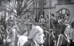 stare zdjęciaOleśnicyPL_1027_3_3_2_322 - Delegacje w czasie pochodu z okazji jubileuszu XXX lecia Szkoly Podstawowej nr 2, 18 maja 1977