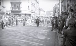 stare zdjęciaOleśnicyPL_1027_3_3_2_335 - Delegacja Szkoly Postawowej nr 2 na pochodzie pierwszomajowym, 1977