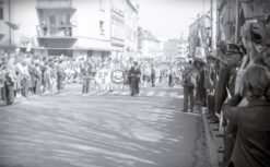 stare zdjęciaOleśnicyPL_1027_3_3_2_335 - Delegacja Szkoly Postawowej nr 2 na pochodzie pierwszomajowym, 1977