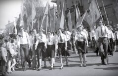 stare zdjęciaOleśnicyPL_1027_3_3_2_347 - Delegacja ze sztandarami w czasie pochodu pierwszomajowego, 1977