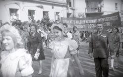 stare zdjęciaOleśnicyPL_1027_3_3_2_353 - Delegacja osrodka kultury z transparentem w czasie pochodu pierwszomajowego, 1977