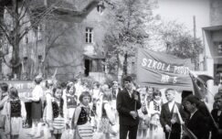 stare zdjęciaOleśnicyPL_1027_3_3_2_91 - Delegacja sp 6 na pochodzie pierwszomajowym