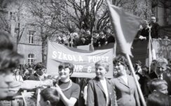 stare zdjęciaOleśnicyPL_1027_3_3_2_92 - Delegacja szko y podstawowej nr 6 podczas pochodu 1 majowego