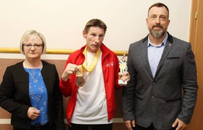 Dyplom i bon na sprzęt sportowy dla brązowego medalisty mistrzostw świata