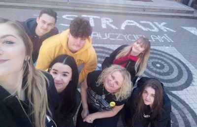 Kolejne grupy uczniów manifestują poparcie dla swoich nauczycieli