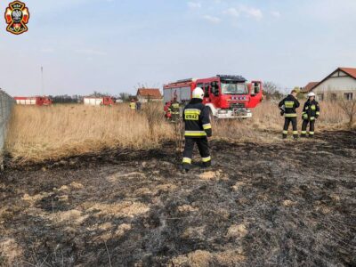 Mężczyzna próbował sam gasić pożar. Ma poparzoną twarz