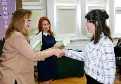 Pierwsi uczniowie już odebrali świadectwa dojrzałości