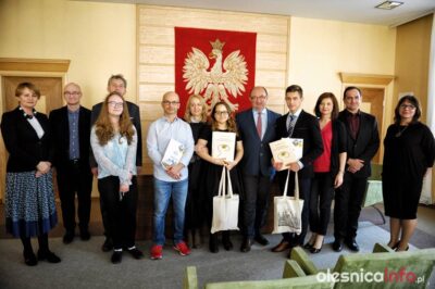 Zdolni uczniowie odebrali gratulacje od burmistrza Oleśnicy [ZDJĘCIA]
