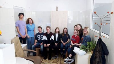 Licealiści na zajęciach w laboratorium medycznym