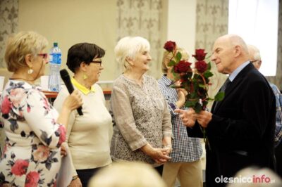 Seniorzy z oleśnickiego uniwersytetu wybrali nowe władze i uhonorowali najstarszych