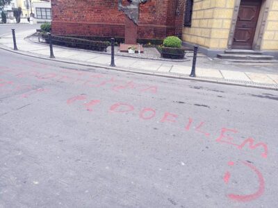 Kto ukrywa pedofilię, sam jest pedofilem. Taki napis pojawił się przed oleśnicką bazyliką