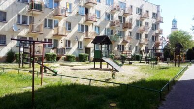 Osiem placów zabaw z nowymi urządzeniami dla dzieci