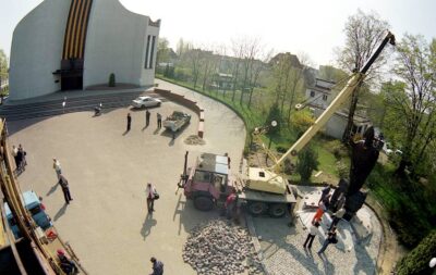 Tak stawiano pomnik Jana Pawła II przy kościele NMP Matki Miłosierdzia