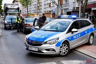 Kierowca renault wjechał pod prąd w ul. Reja. Zatrzymali go mieszkańcy! [ZDJĘCIA]