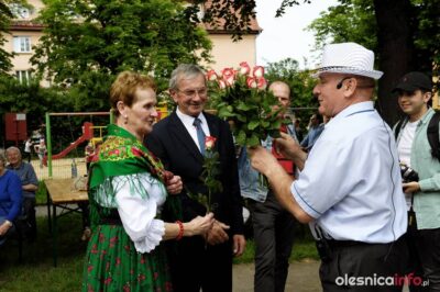 W Parku Kolejarzy trwa potańcówka! Są róże dla mam i pierwsi odważni na parkiecie