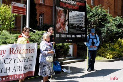 Protest antyaborcyjny przed oleśnickim szpitalem [ZDJĘCIA]