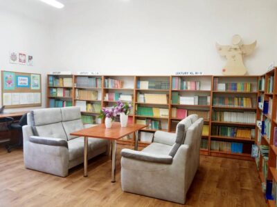 Piękne sofy w szkolnej bibliotece od firmy ROM