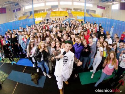 Uczniowie na spotkaniu z popularnym raperem