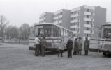 stare zdjęcia_OleśnicyPL_1027_3_3_2_257 - Autobus i uczestnicy Rajdu Uczestników sesji historycznej szlakiem ku czci II Armii WP, 15 kwiecien 1976-20190512