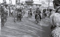 stare zdjęcia_OleśnicyPL_1027_3_3_2_333 - Motocyklisci na pochodzie pierwszomajowym, 1977-20190512