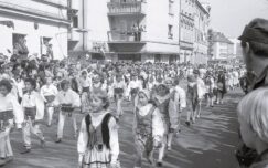 stare zdjęcia_OleśnicyPL_1027_3_3_2_352 - Dziecie w strojach ludowych w czasie pochodu pierwszomajowego, 1977-20190512