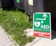 Wandale niszczą tabliczki z informacją o defibrylatorach