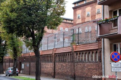 Koronawirus. Ograniczenie widzeń i pracy dla więźniów, wydzielone miejsca dla chorych, mierzenie temperatury pracownikom