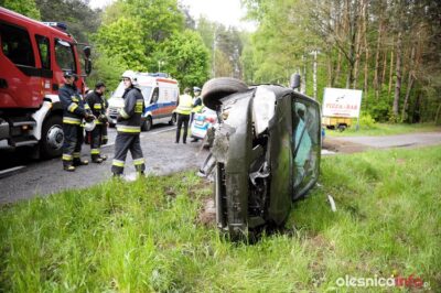 Dachowanie auta pod Ostrowiną. Dwie osoby ranne. Ruch odbywa się wahadłowo