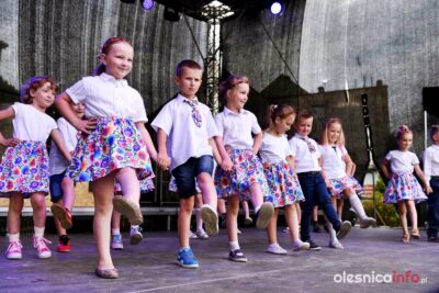 Dzieci z bierutowskiego przedszkola prezentują się na scenie
