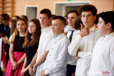 Uczniowie Szkoły Podstawowej nr 2 pożegnali się z nauką [NAZWISKA WYRÓŻNIONYCH]