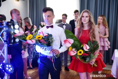 Ósmoklasiści ze szkoły Podstawowej nr 1 bawili się na balu [ZDJĘCIA I WIDEO]