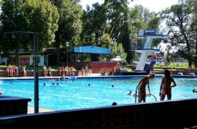 Od słynnej wieży do skoków po zjeżdżalnie Atola. Jak przez dekady zmieniał się wodny wypoczynek w Oleśnicy?