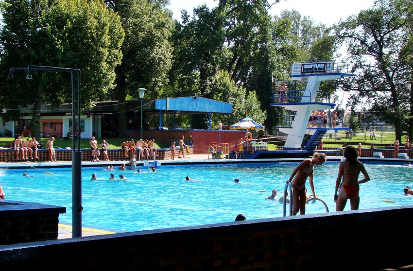 Od słynnej wieży do skoków po zjeżdżalnie Atola. Jak przez dekady zmieniał się wodny wypoczynek w Oleśnicy?