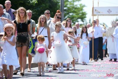 Oleśnicznie na procesji w parafii NMP Fatimskiej