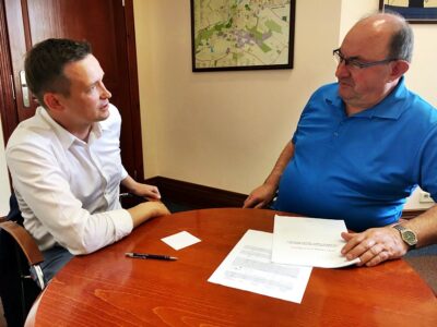 Jaros z Bronsiem o transporcie kolejowym i dworcu PKP