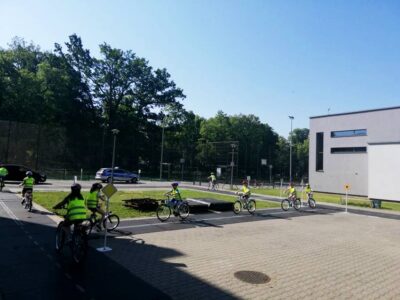 Uczniowie zdają egzaminy na swoje pierwsze prawo jazdy