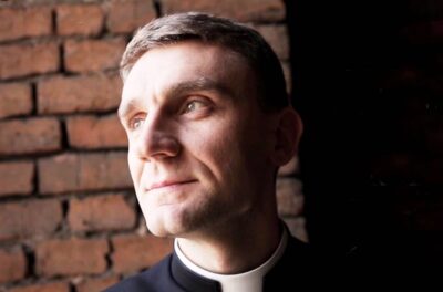 Ks. Teodor o wspólnym mieszkaniu przed ślubem. Czy to jest grzech?