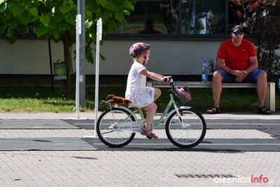 Najmłodsi korzystają z zajęć w mobilnym miasteczku drogowym