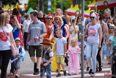 Kolorowa parada przeszła ulicami miasta. Rozpoczęły się Dni Oleśnicy 2019