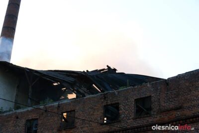 Trwało dogaszanie pogorzeliska w starym młynie