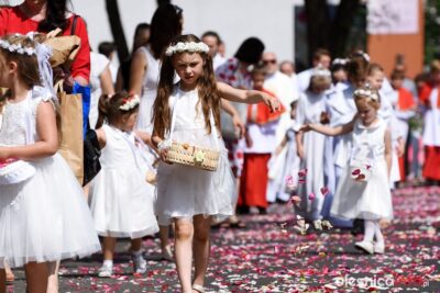 Procesja wiernych z parafii NMP Matki Miłosierdzia przeszła ulicami miasta