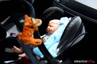 Dziecko w rozgrzanym samochodzie! Jak reagują oleśniczanie?