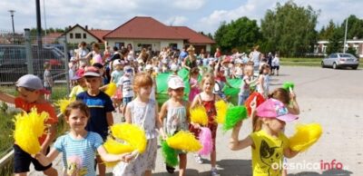 Przedszkolaki witały lato i żegnały swoich starszych kolegów