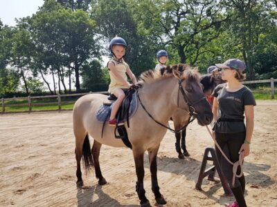 Dzieci ze Smardzowa w Stajni Jakubus